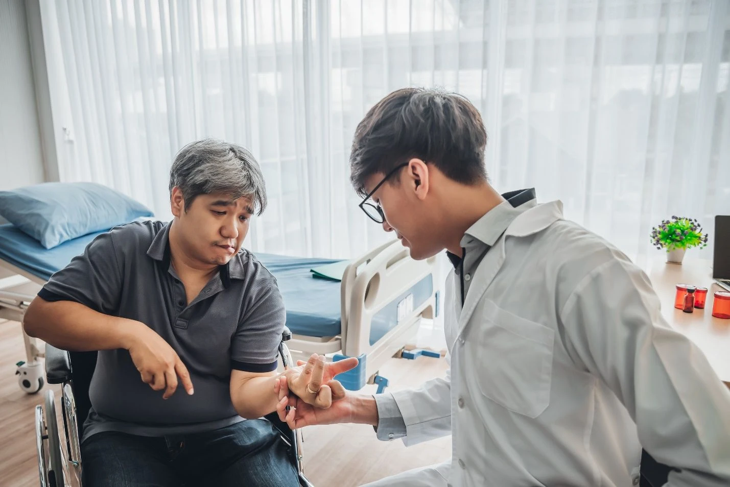 Điều Trị Phục Hồi Cho Bệnh Nhân Méo Miệng Và Khó Nói